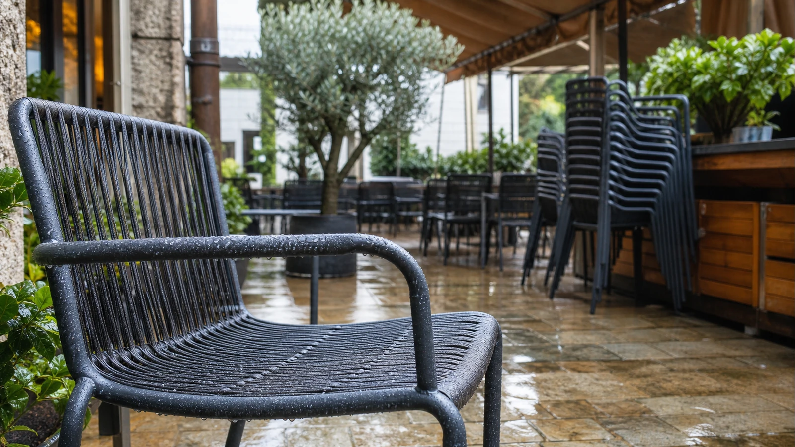 Professionelles redaktionelles Titelbild zum Beitrag: Outdoor-Gastrostühle nach Regen und Frost: Entwässerung, UV-Schäden und Lagerung im Praxischeck